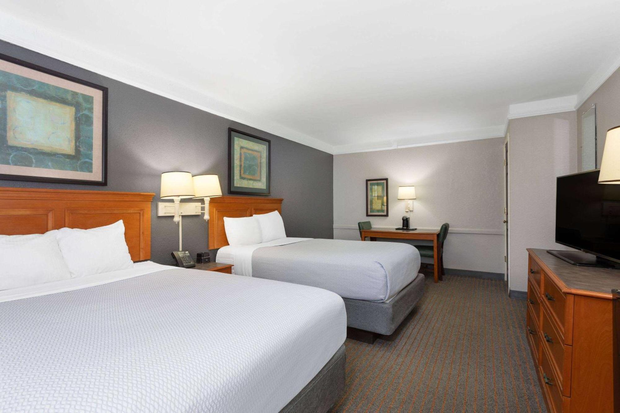 La Quinta Inn By Wyndham Pensacola Exterior photo