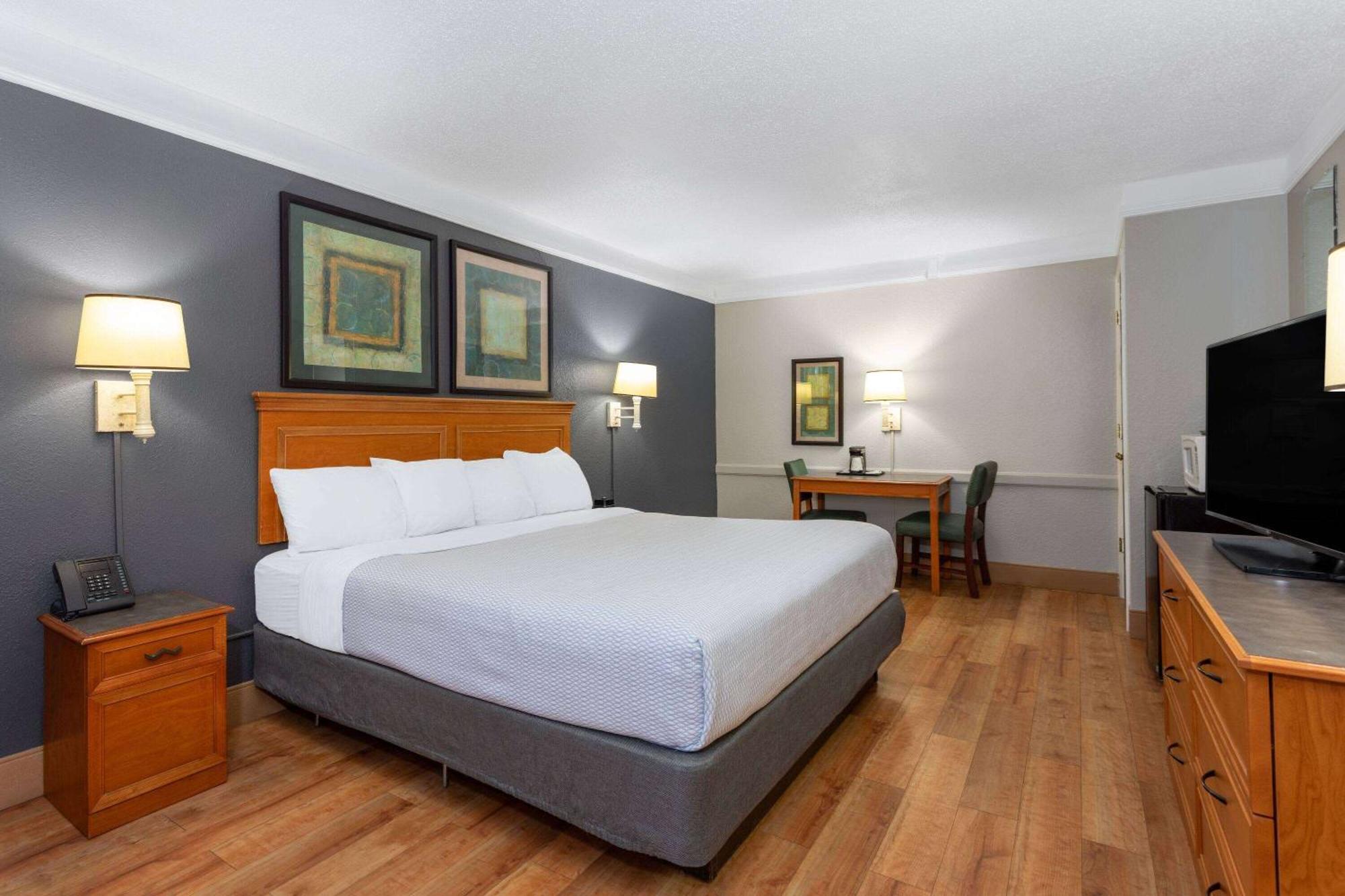 La Quinta Inn By Wyndham Pensacola Exterior photo